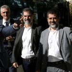 Jordi Sànchez y Jordi Cuixart a su salida de la Audiencia Nacional tras declarar ante la juez Lamela, por organizar el 1-O. EFE/Juan Carlos Hidalgo