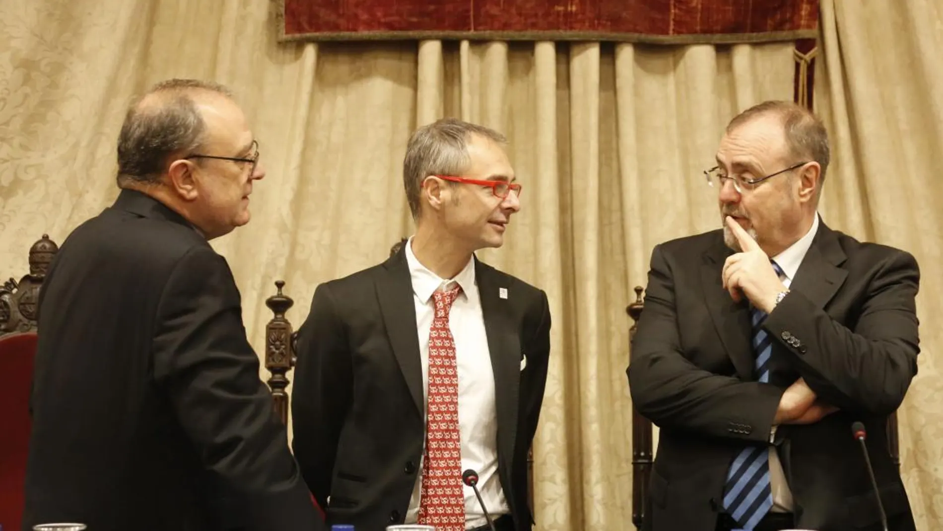 El consejero Fernando Rey inaugura el curso en Salamanca acompañado por el rector de la Usal, Ricardo Rivero y el presidente de la Asociación de Derecho Administrativo, Fernando López Ramón