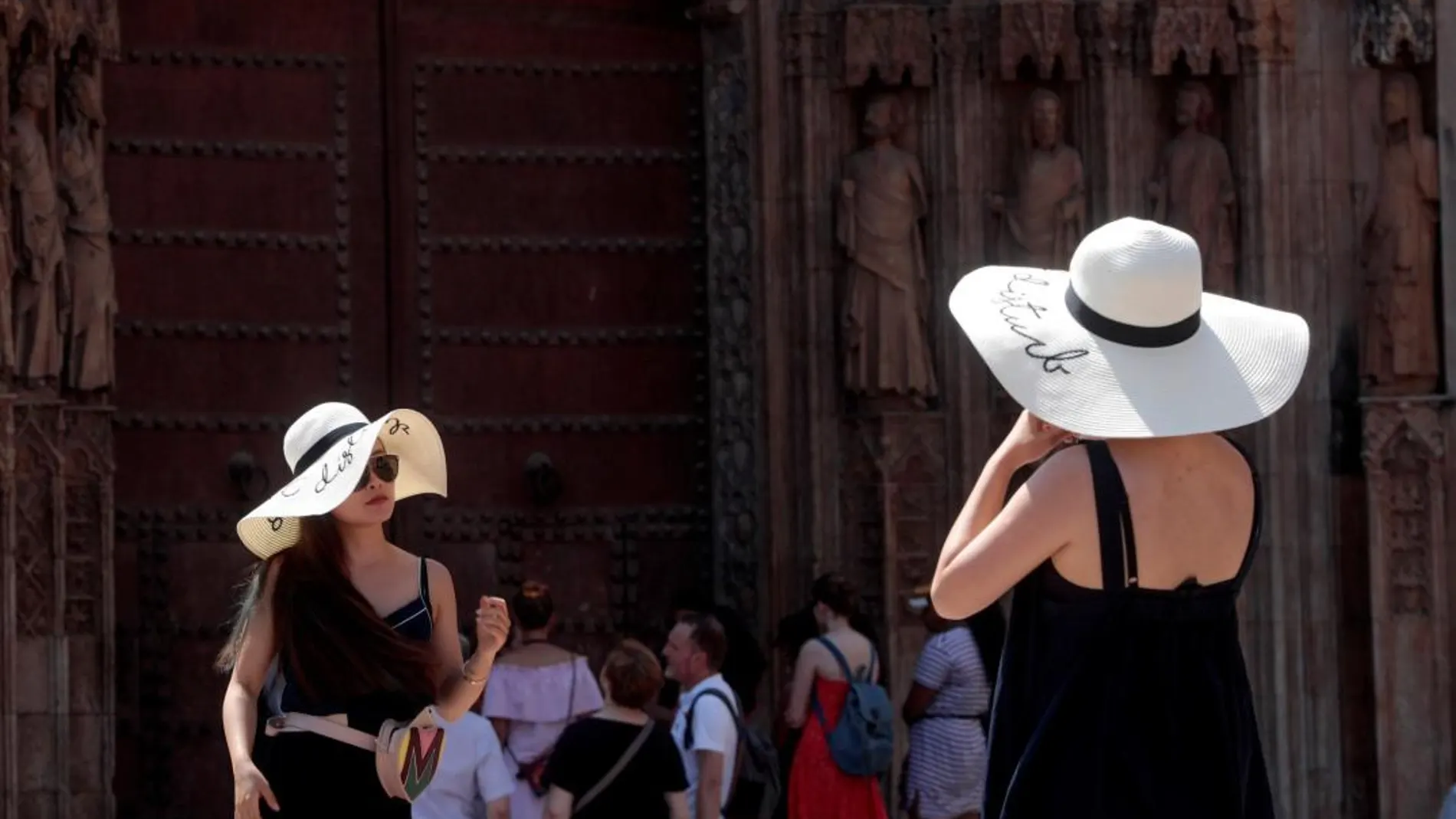 Dos turistas asiáticas recorren el casco antiguo de Valencia / Efe