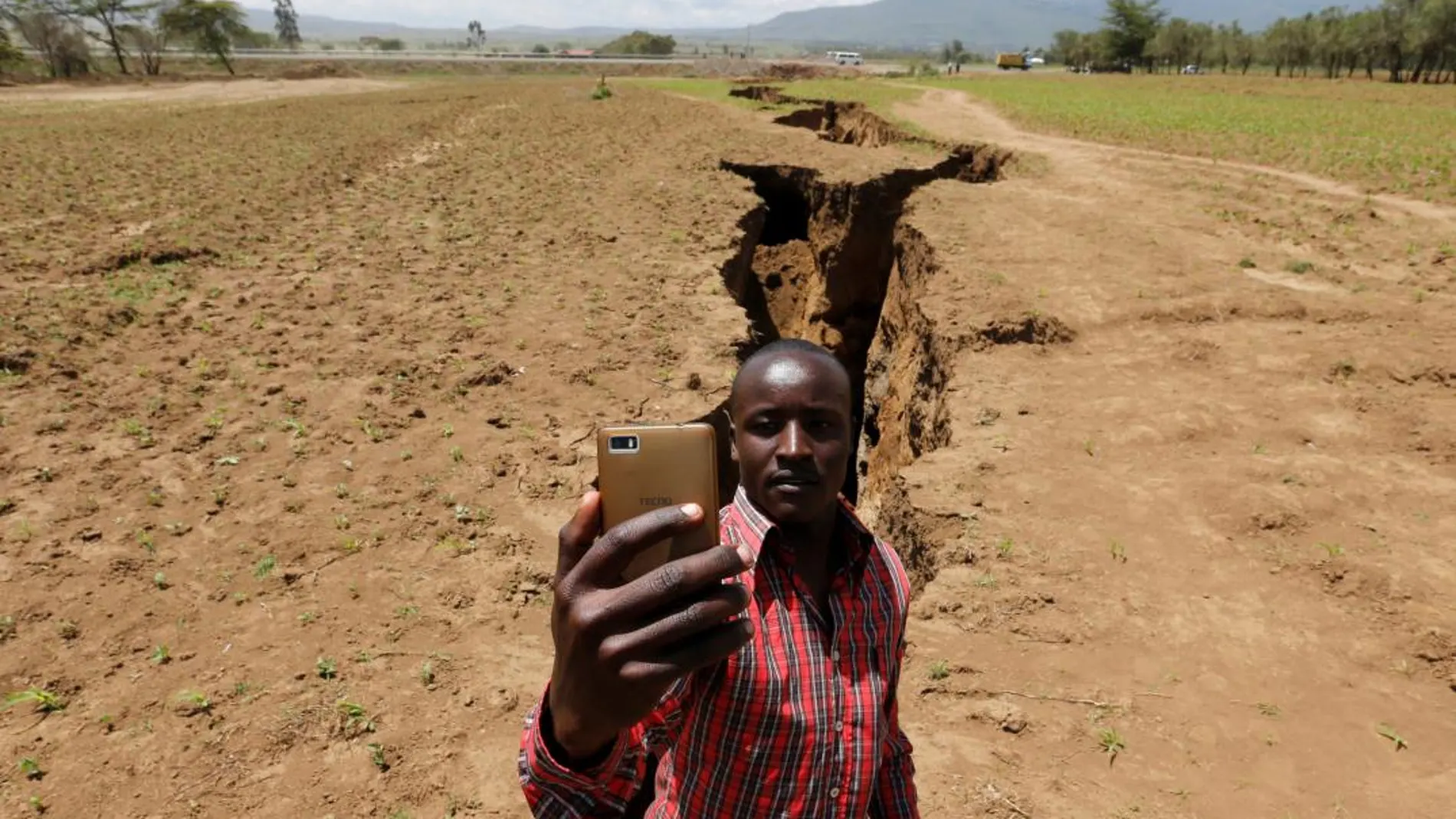 Un hombre se hace un selfie delante de la falla