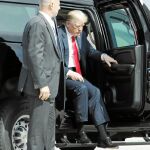 El presidente de EE UU, Donald Trump, a su llegada ayer a la base aérea de Andrews