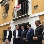 "El alcalde de Sevilla, junto a los compradores de la Casa Natal de Velázquez"