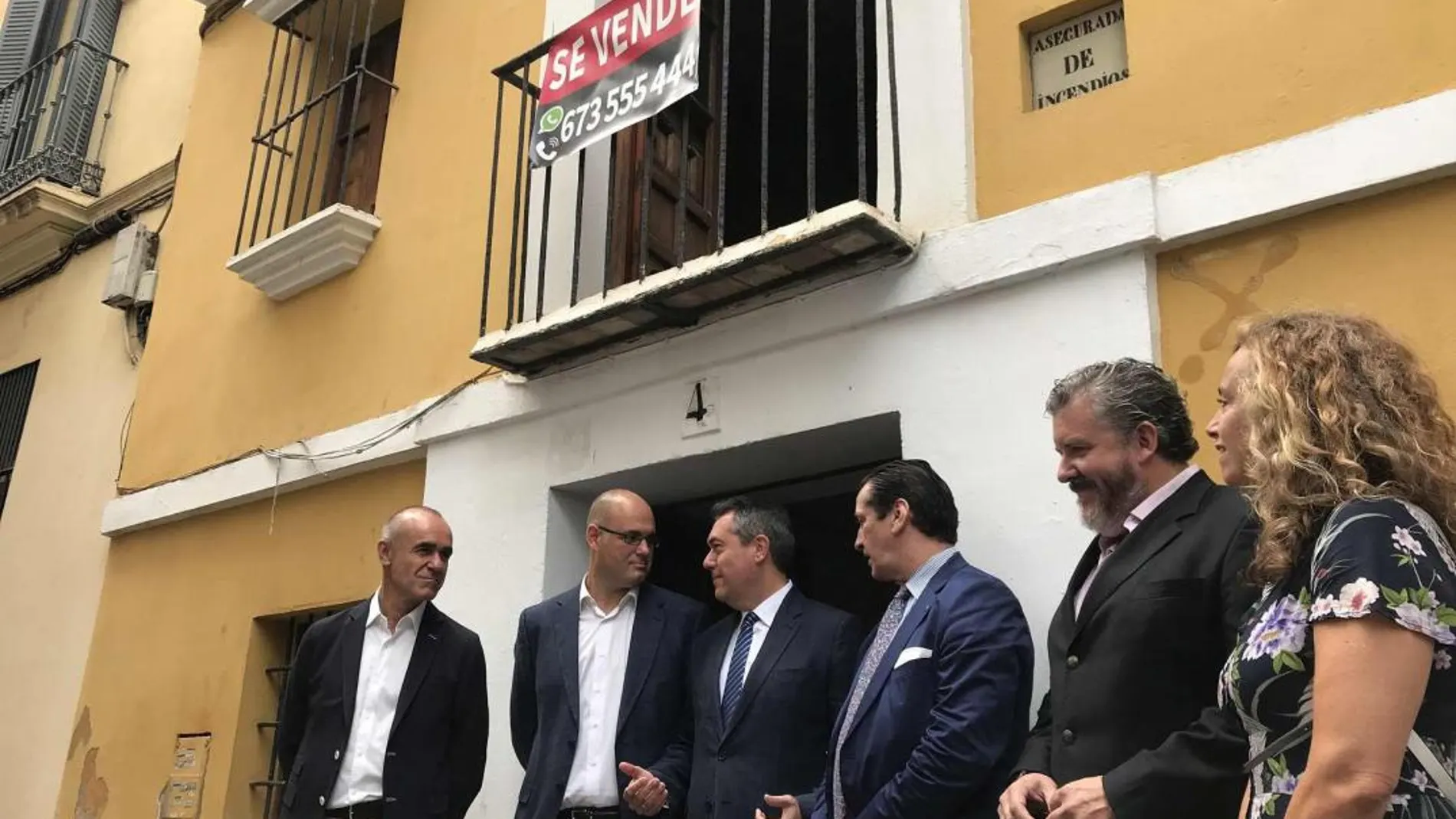 "El alcalde de Sevilla, junto a los compradores de la Casa Natal de Velázquez"