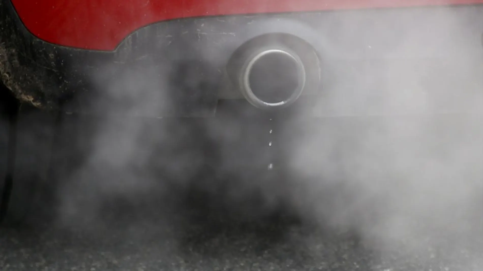 Un coche contaminando en una calle de Londres, en una imagen de archivo