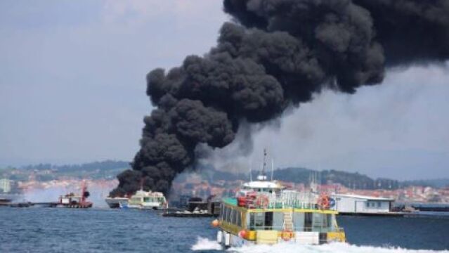 Los barcos de rescate se aproximan al catamarán incendiado / 112 Galicia