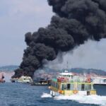 Los barcos de rescate se aproximan al catamarán incendiado / 112 Galicia