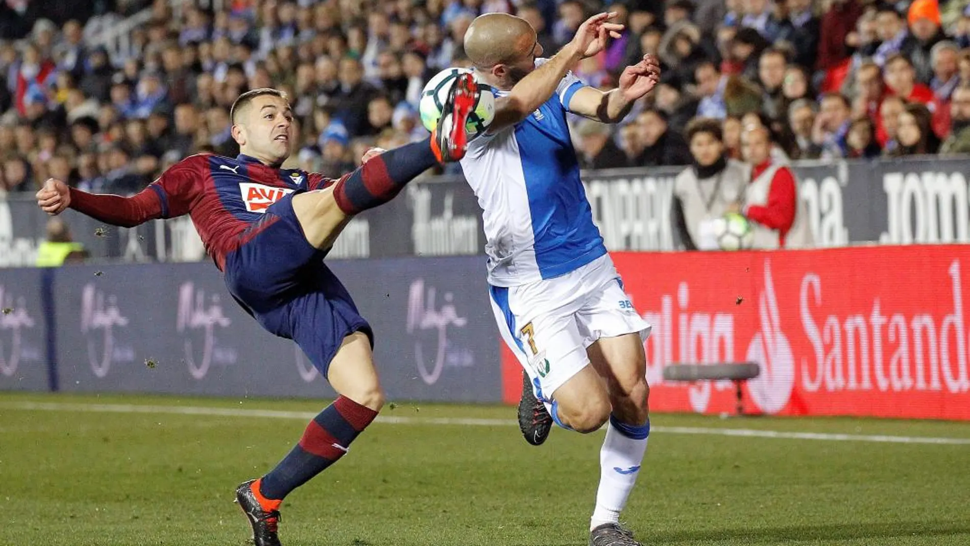 El centrocampista del Eibar, Rubén Peña, intenta despejar el balón ante el delantero holandés del Leganés, Nordin Amrabat