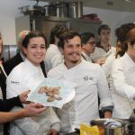 La consejera Milagros Marcos junto a algunos de los estudiantes del Basque Culinary Center