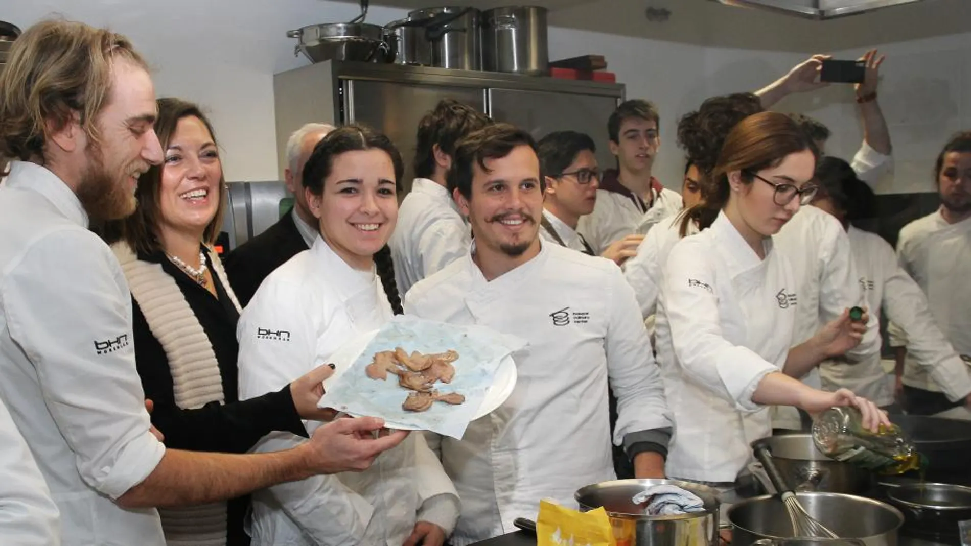 La consejera Milagros Marcos junto a algunos de los estudiantes del Basque Culinary Center