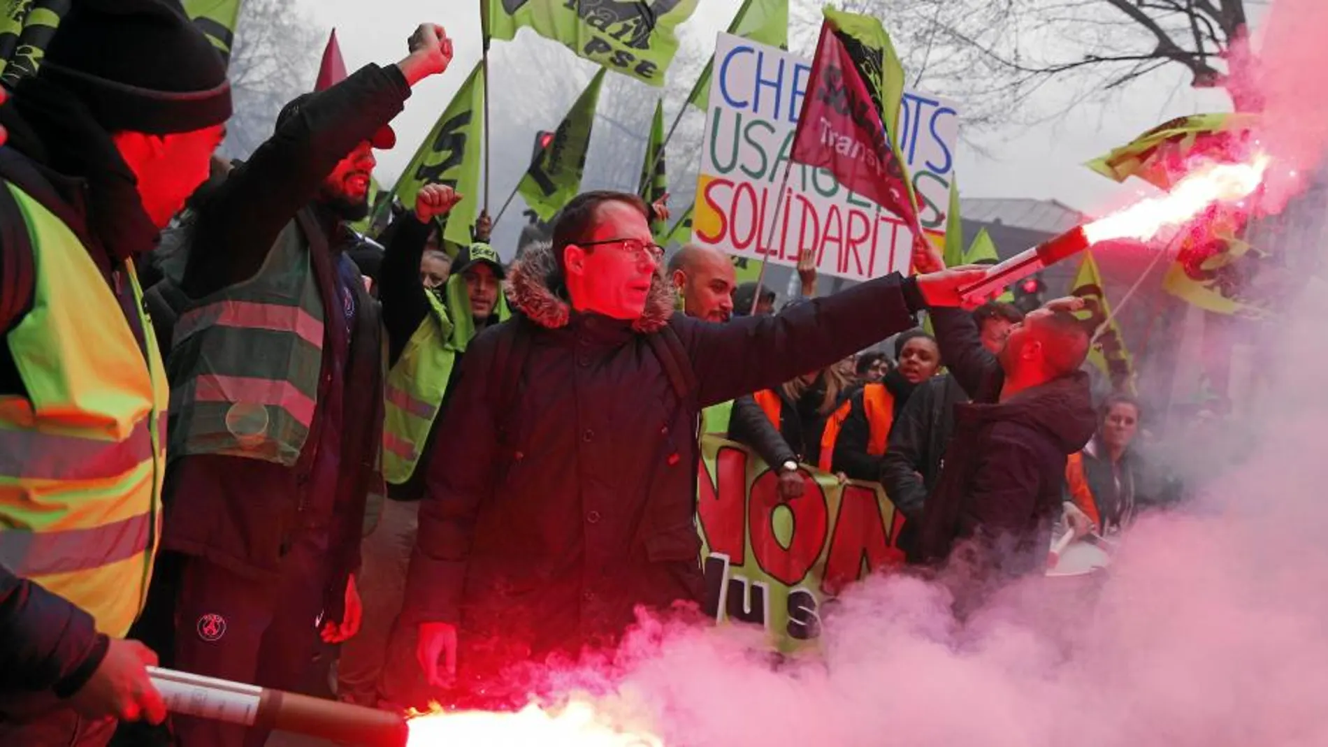 Los trabajadores ferroviarios, durante las protestas de ayer en París