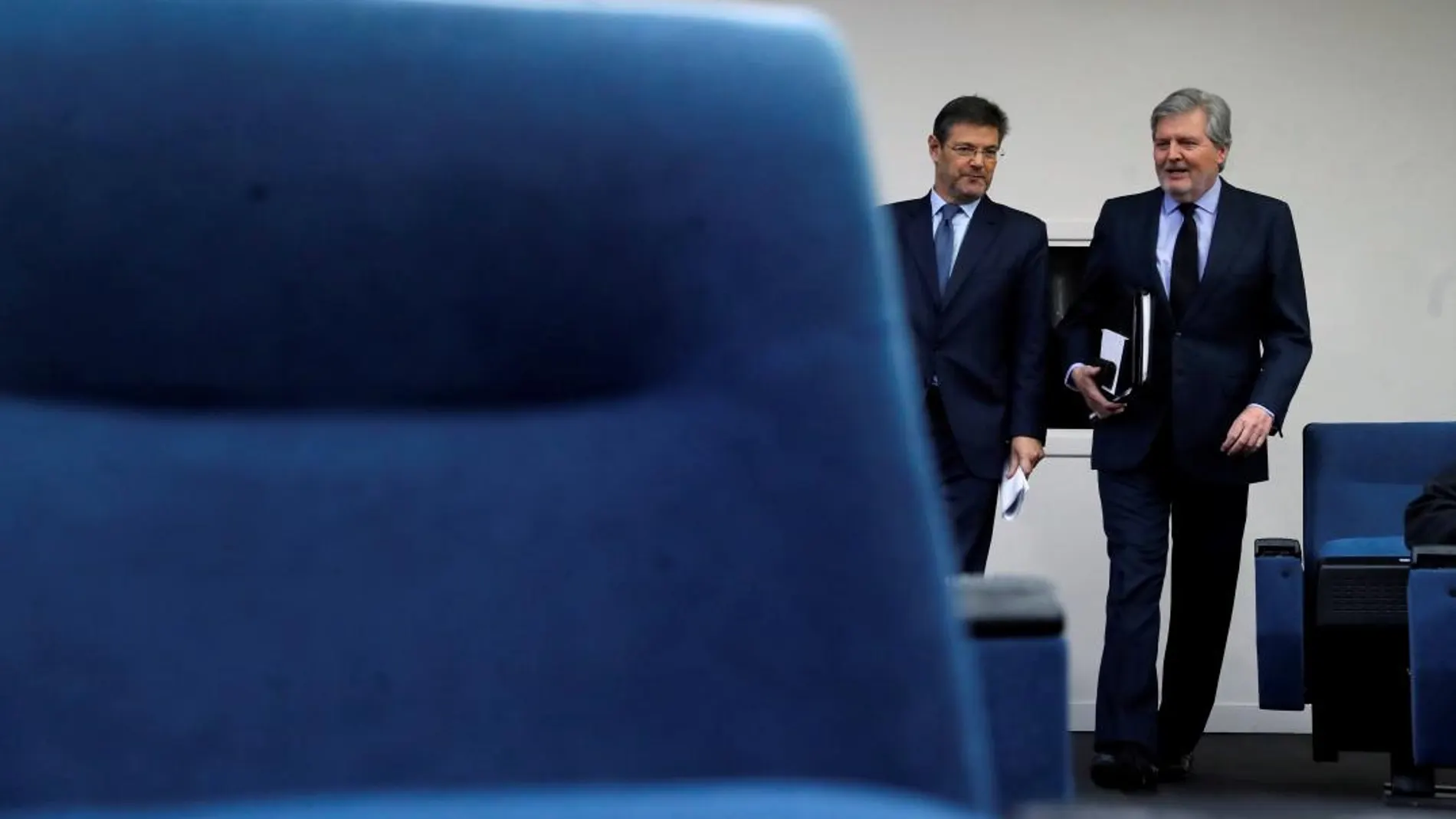 El ministro de Justicia Rafael Catalá (i) y el ministro portavoz Iñigo Méndez de Vigo, durante la rueda de prensa.
