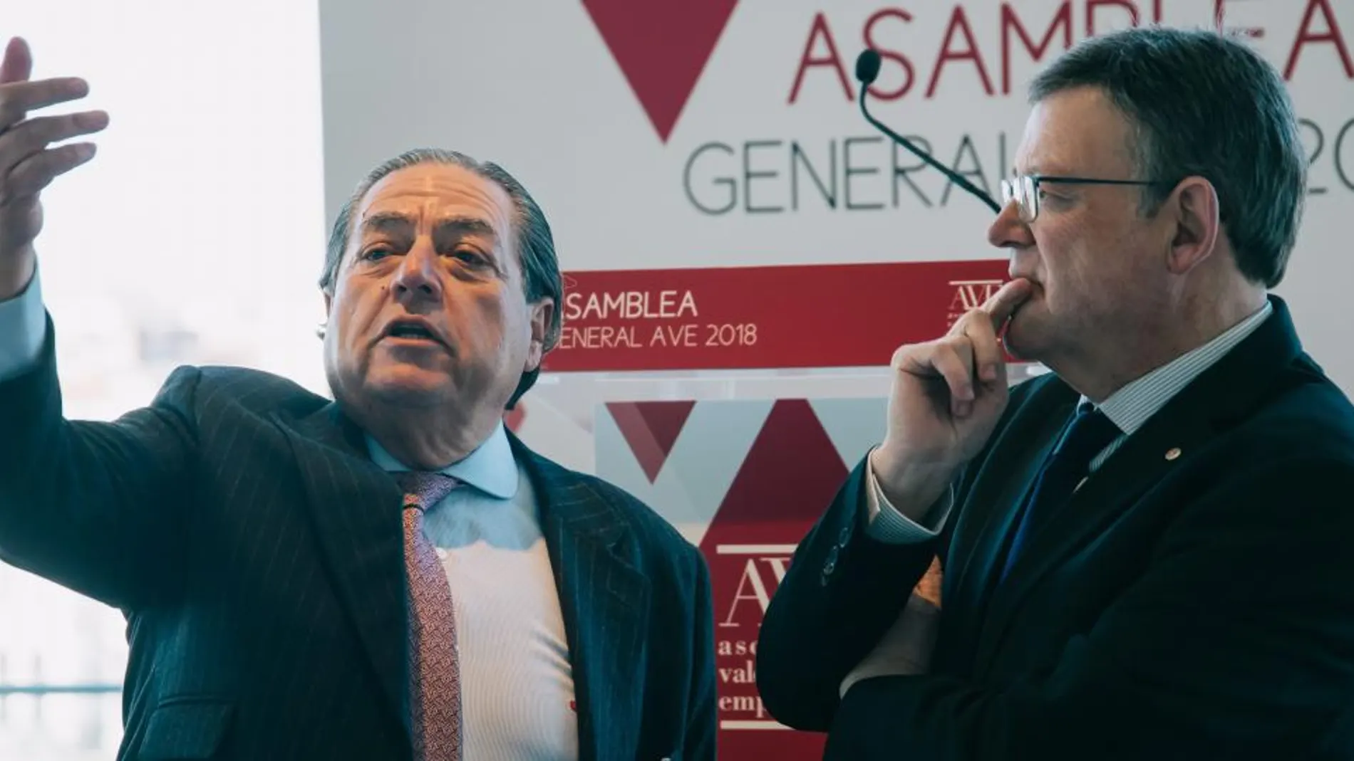 El presidente de AVE, Vicente Boluda, ayer junto al jefe del Consell, Ximo Puig, que asistió a la Asamblea de la organización