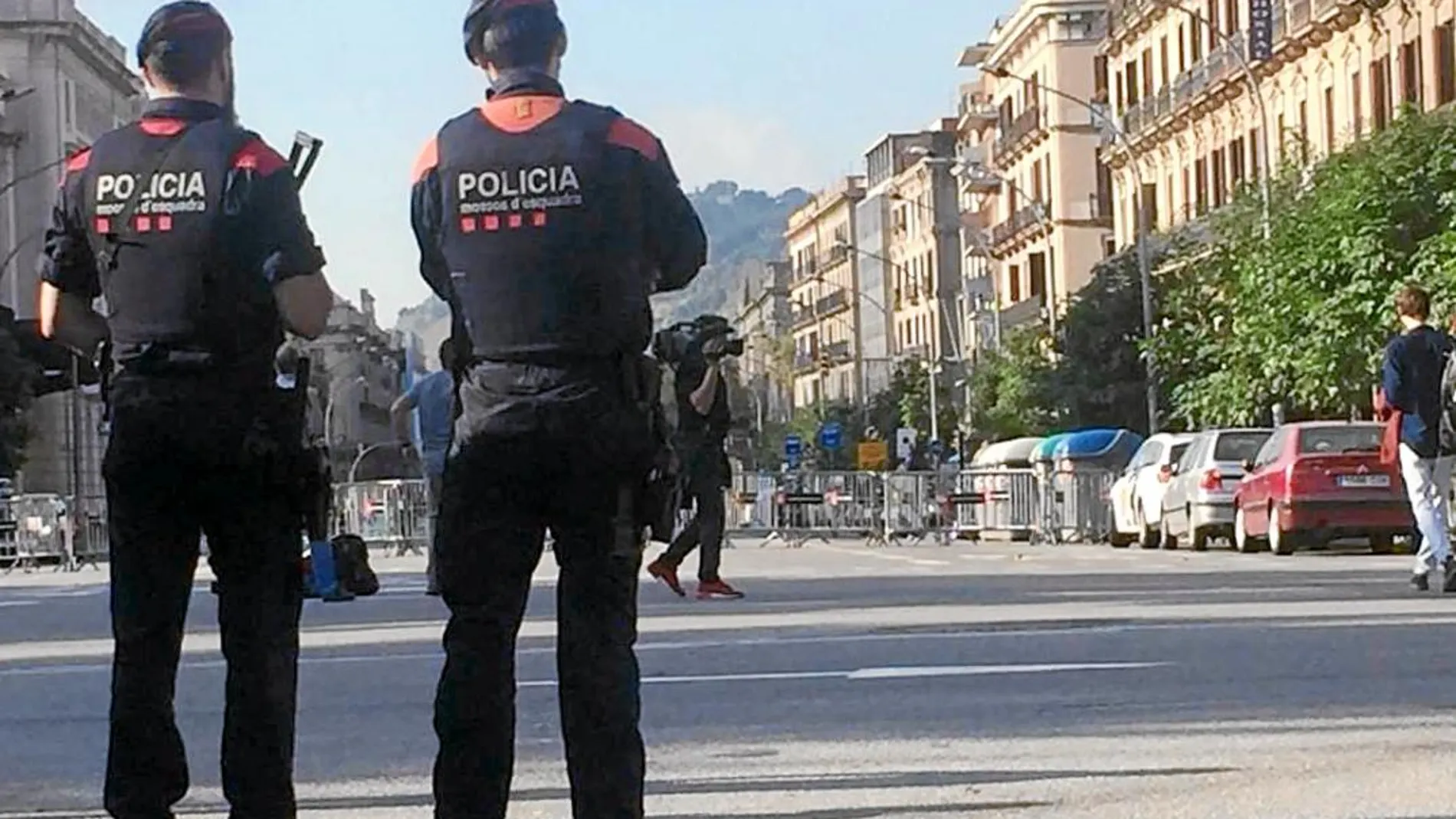 Imagen de agentes del cuerpo policial catalana a las puertas del Parlament