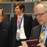 El vicepresidente de la Comisión Europea, Olli Rehn, y el presidente del Banco Central Europeo, Mario Draghi