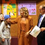 Los consejeros Alicia García y Fernando Rey entregan los reconocimientos a los jóvenes