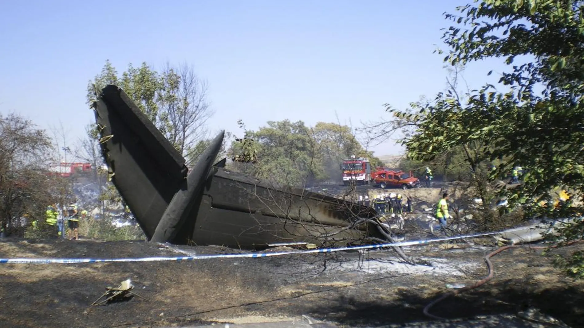 Imagen de la cola del avión JK5022 de Spanair que se precipitó contra el suelo durante el despegue en la T-4 de Barajas