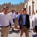 Fernández Mañueco, Pablo Casado y Carlos García pasean por las calles de Ávila