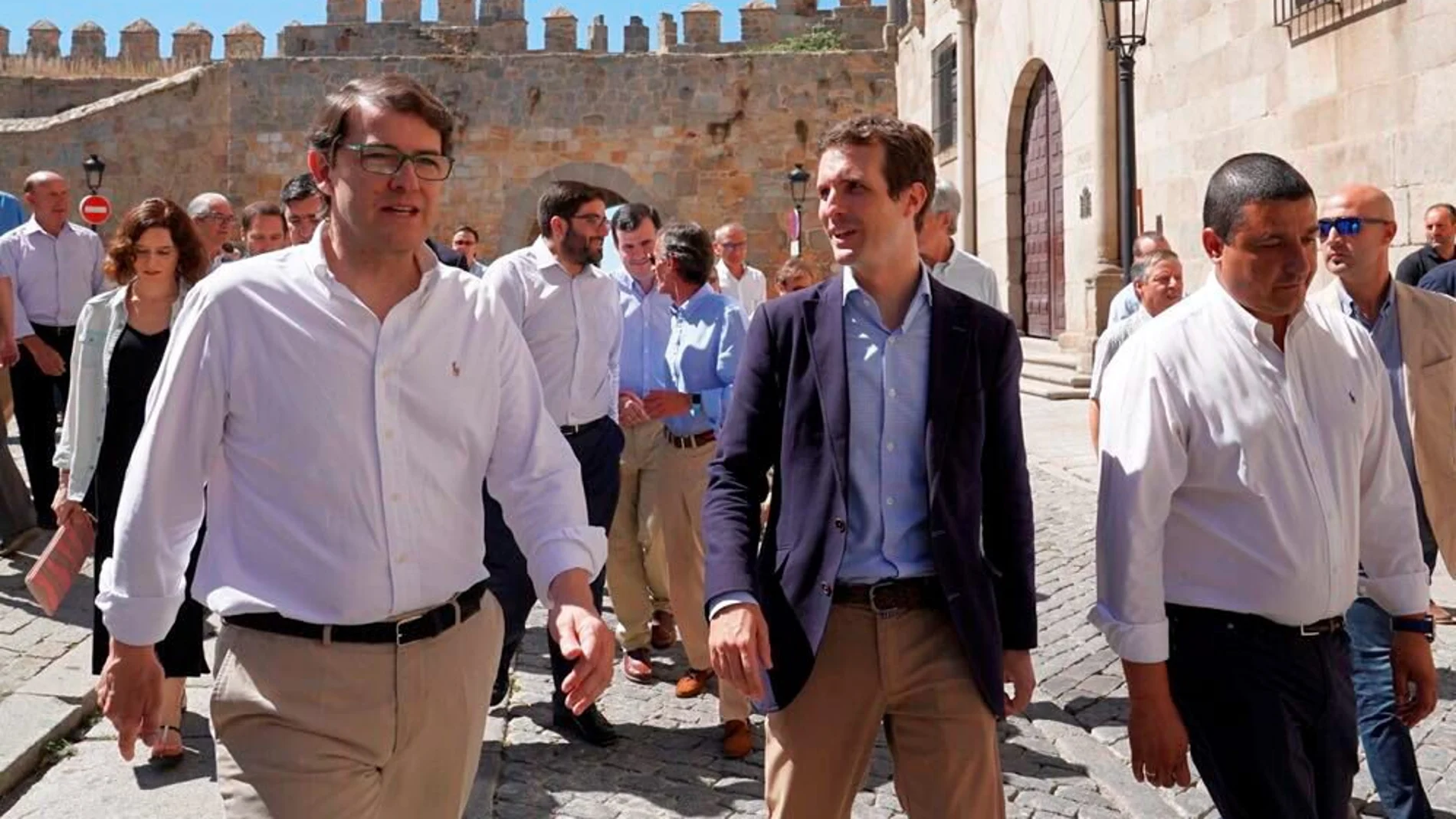 Fernández Mañueco, Pablo Casado y Carlos García pasean por las calles de Ávila