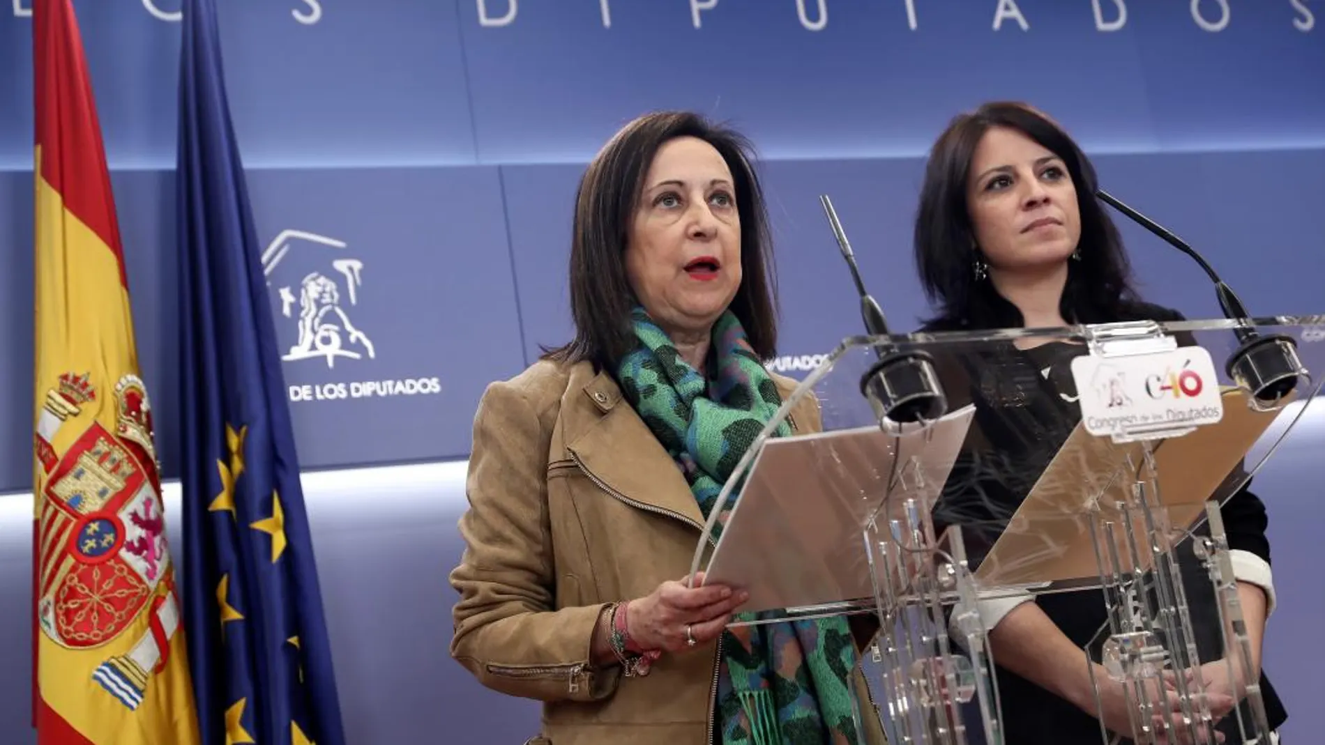 La vicesecretaria general del PSOE, Adriana Lastra (d), y la portavoz del grupo socialista en el Congreso, Margarita Robles.