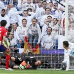 Oblak detiene un balón en el Bernabéu