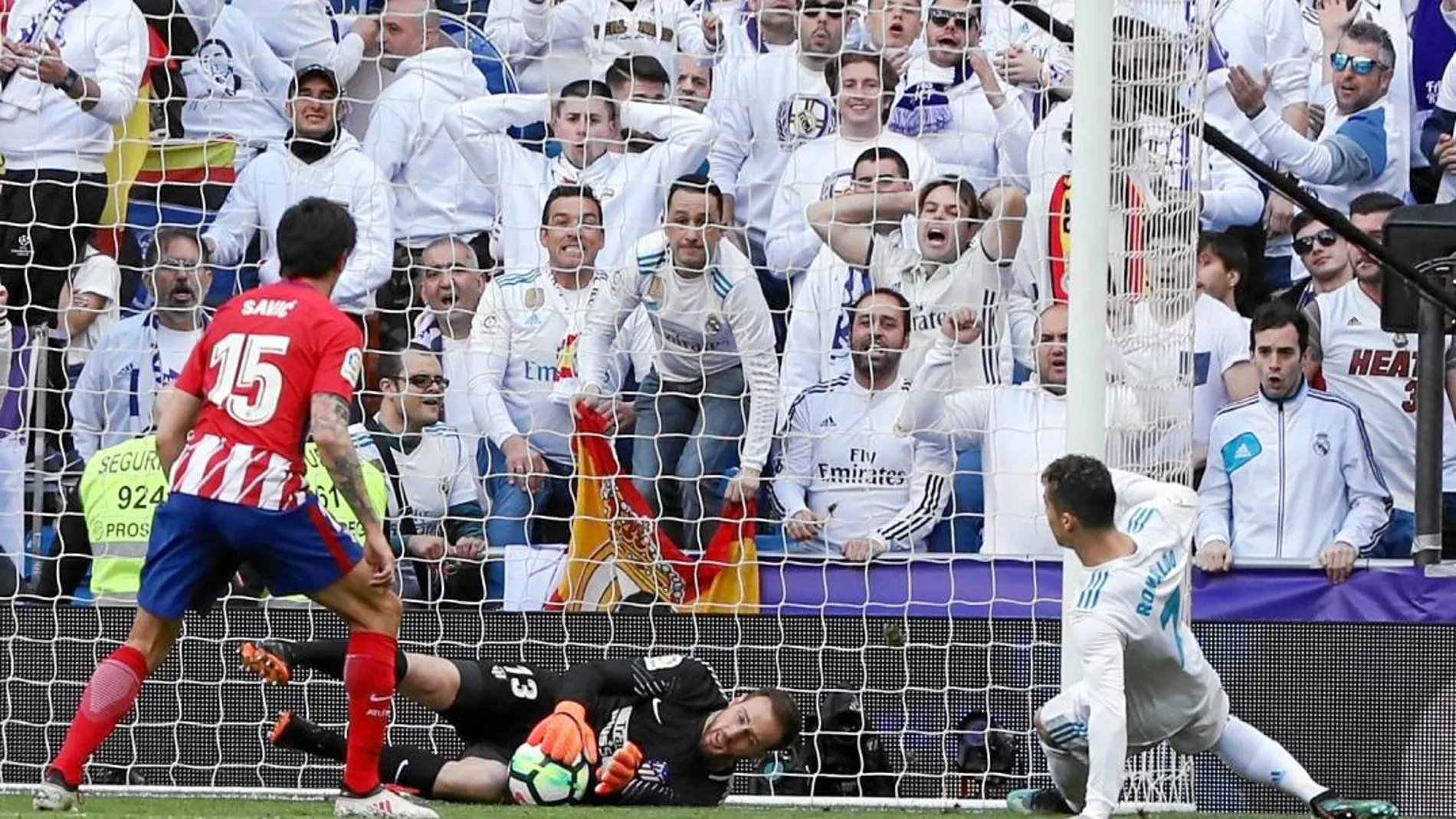 Oblak detiene un balón en el Bernabéu