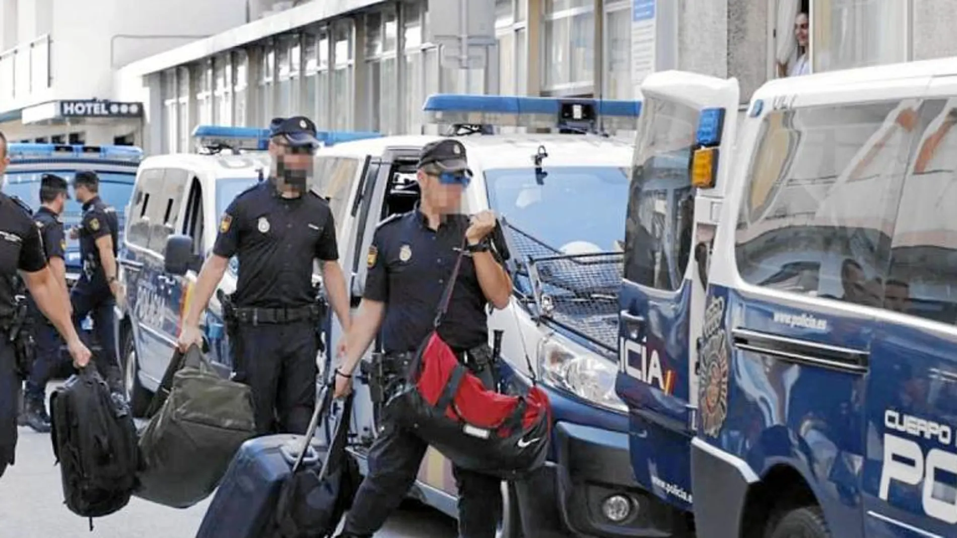 Unos 500 agentes de la Policía Nacional tuvieron que abandonar sus hoteles en Pineda de Mar el 3–O