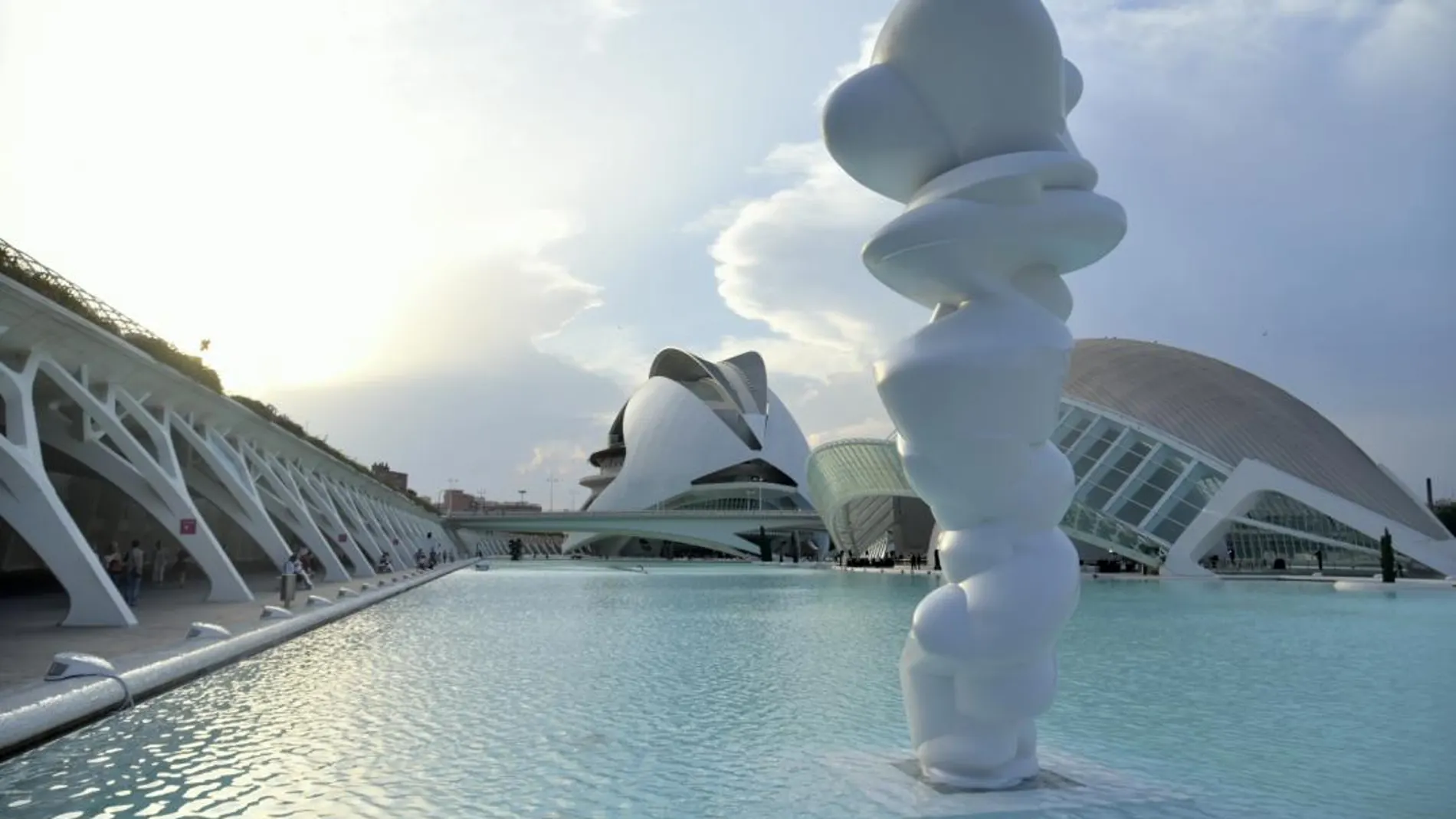 Las esculturas de Tony Cragg adornan desde hace semanas el entorno de la CAC (KIKE TABERNER)