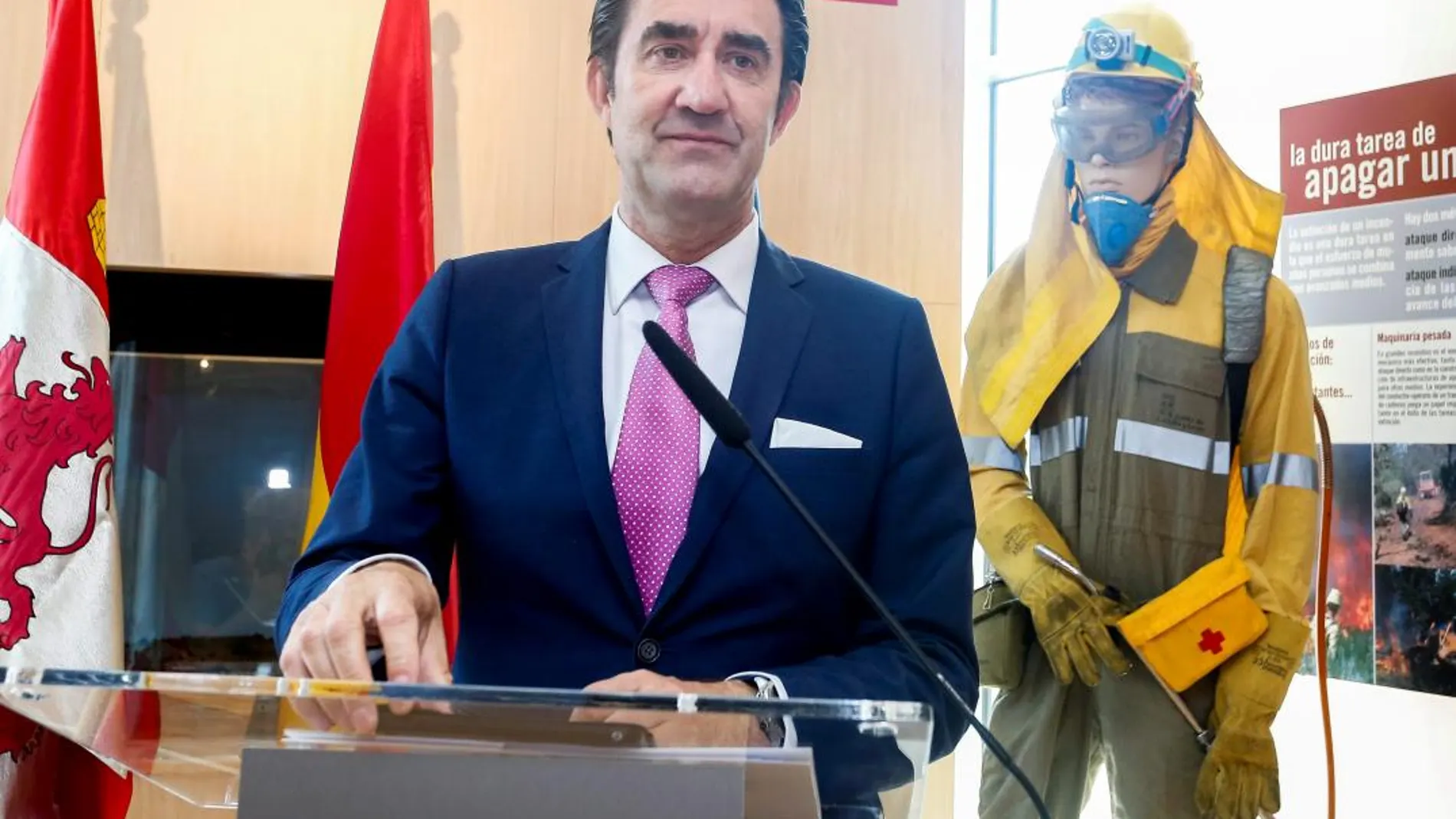 El consejero Suárez-Quiñones, durante la presentación de un operativo contra incendios