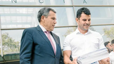 Javier Santos y su abogado, Fernando Osuna, a la salida de los juzgados de Valencia, donde está presentada la demanda de paternidad. Foto: Kike Taberner