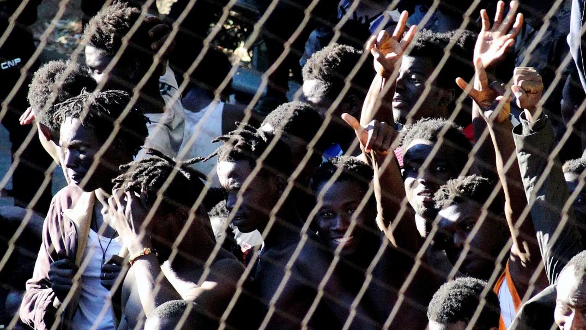 Inmigrantes subsaharianos en Ceuta tras un salto masivo a la valla fronteriza. Efe