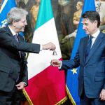 Conte recibe del anterior primer ministro, Gentolini (izq.) una campanilla de plata para abrir el primer consejo de ministros en el romano Palacio de Chigi / Reuters
