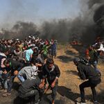 Palestinos participan en una protesta durante enfrentamientos con las tropas israelíes cerca de la frontera israelí en la Franja de Gaza