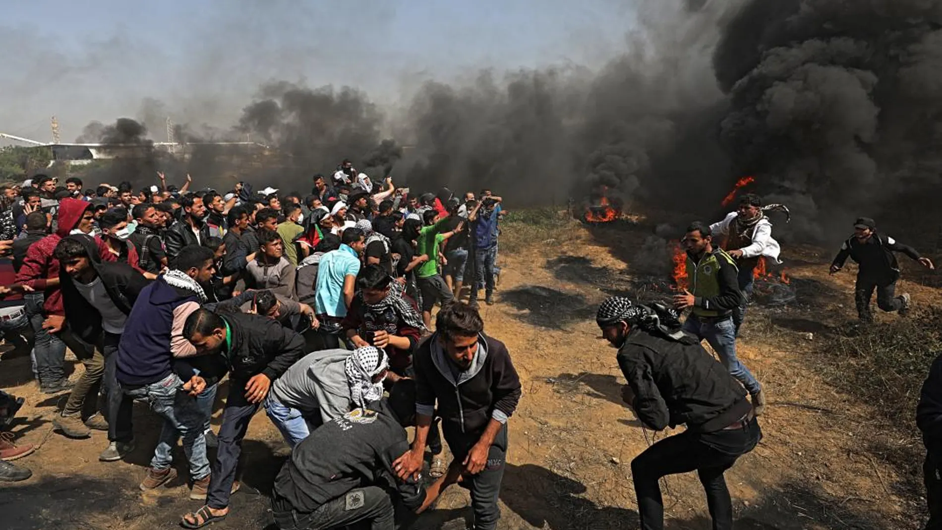 Palestinos participan en una protesta durante enfrentamientos con las tropas israelíes cerca de la frontera israelí en la Franja de Gaza