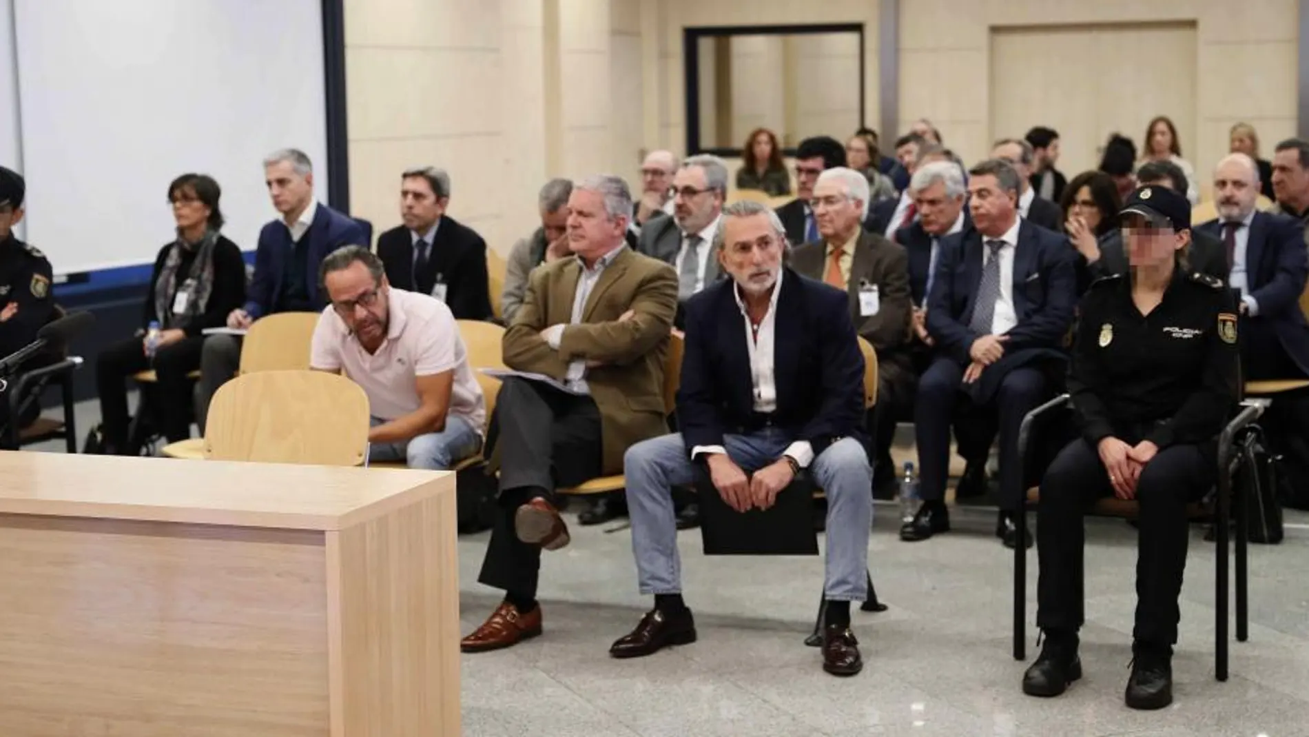 EFE. Imagen de una de las primeras sesiones del juicio que se celebró en la Audiencia Nacional. En la foto de la derecha, Ricardo Costa durante su declaración.