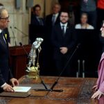 La nueva consellera de Presidencia, Elsa Artadi (d), prometió su cargo el sábado ante el presidente de la Generalitat, Quim Torra (i) / Efe