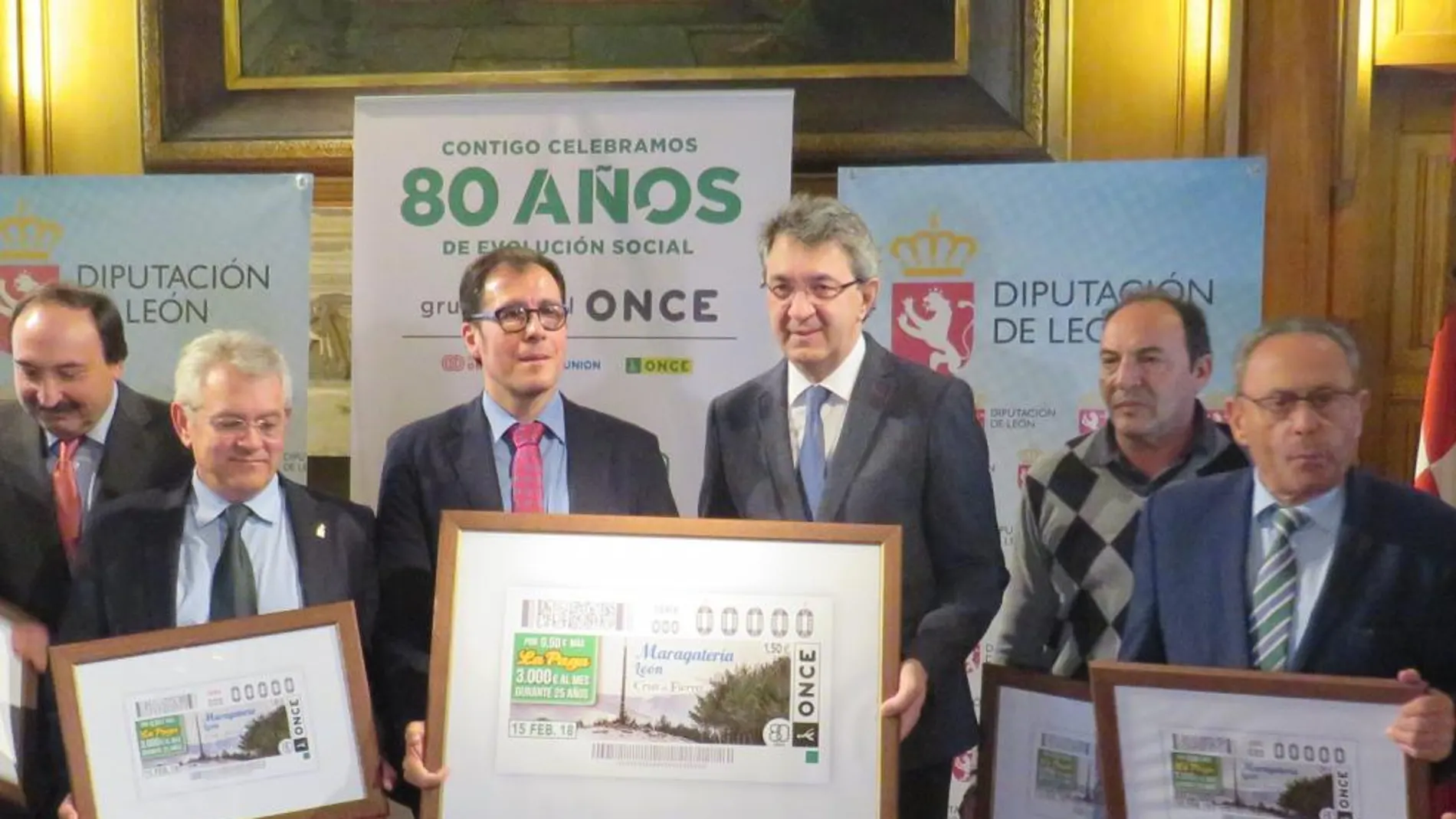El presidente de la Diputación, Juan Martínez Majo, acompañado por los alcaldes de la Maragatería, presenta el cupón junto al delegado de la ONCE en Castilla y León, Ismael Pérez