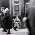 Una de las imágenes icónicas de Francesc Esteve, «Venedora de cigarrets un a un» que realizó en Barcelona en marzo de 1961, uno de los más gélidos que se recuerdan.
