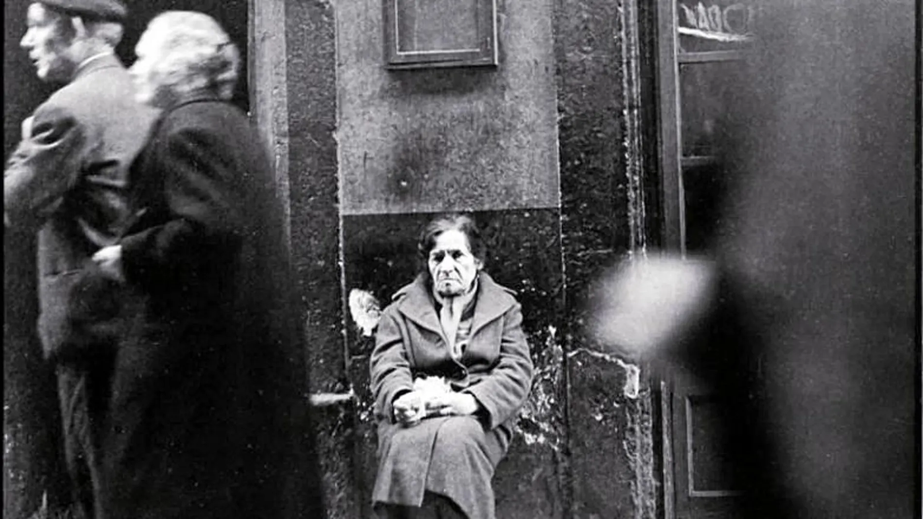 Una de las imágenes icónicas de Francesc Esteve, «Venedora de cigarrets un a un» que realizó en Barcelona en marzo de 1961, uno de los más gélidos que se recuerdan.