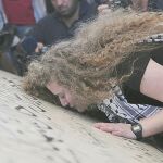 Ahed Tamimi muestra su respeto ante la tumba de Arafat en Ramala poco después de su excarcelación
