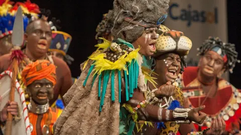 La chirigota «No tenemos el congo pa farolillos», durante su actuación en el Gran Teatro Falla
