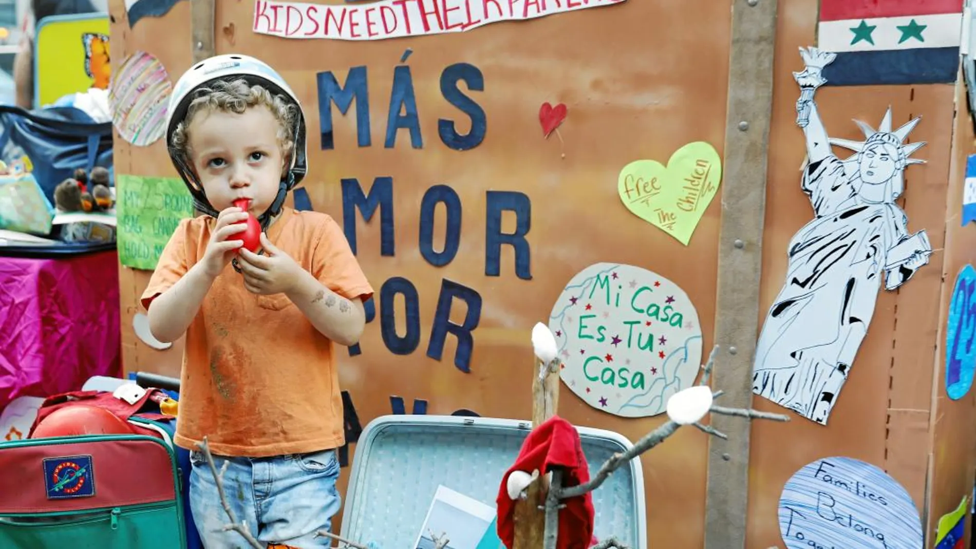 Un niño junto a varias pancartas contra las deportaciones en una marcha celebrada en Manhattan el pasado jueves