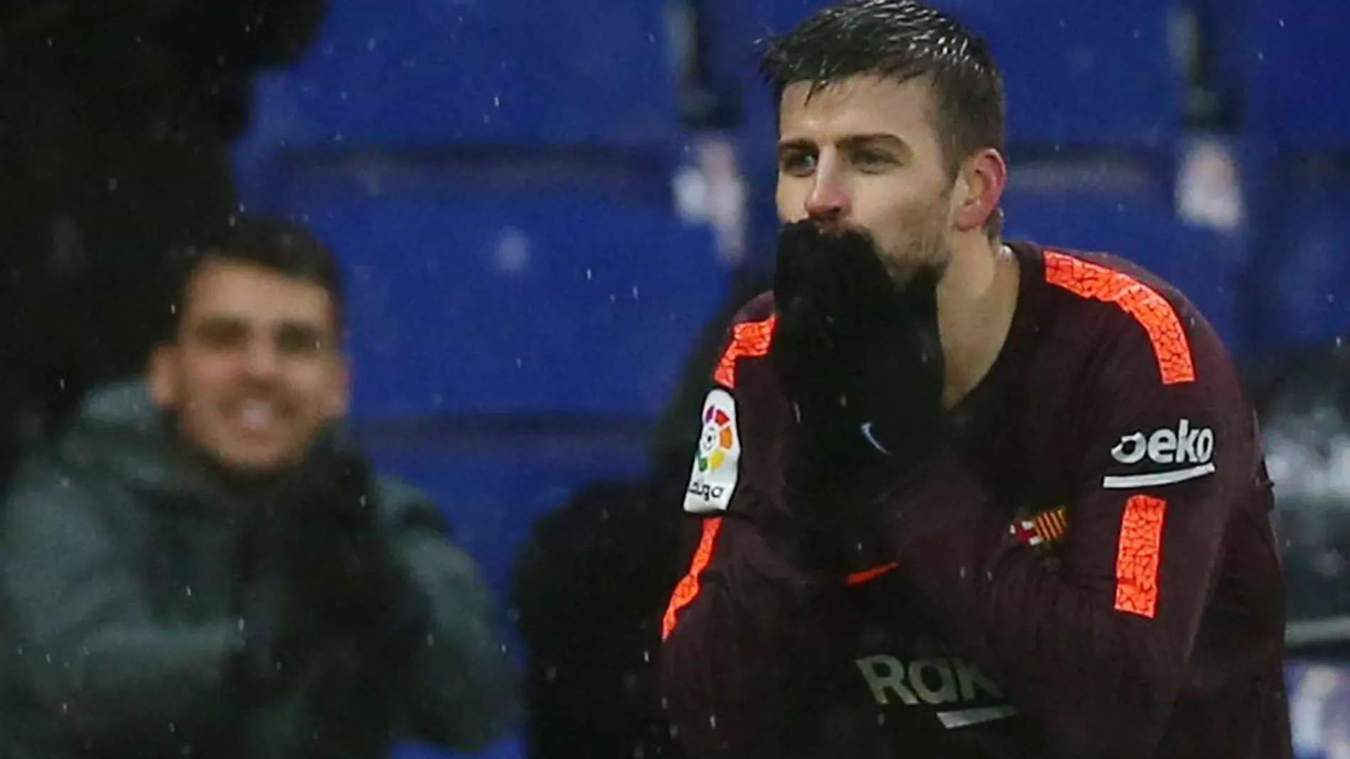 Gerard Pique celebra su gol ante el Espanyol. REUTERS/Albert Gea