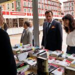 El alcalde de Valladolid, Óscar Puente, y la concejala de Cultura, Ana Redondo, visita uno de los stands de la Feria del Libro que abrió sus puertas ayer en la Plaza Mayor de la capital