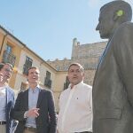 Pablo Casado, el presidente del PP en Castilla y León, Alfonso Fernández Mañueco (i), y el de Ávila, Carlos García González, ayer ante la estatua de Suárez en la capital abulense