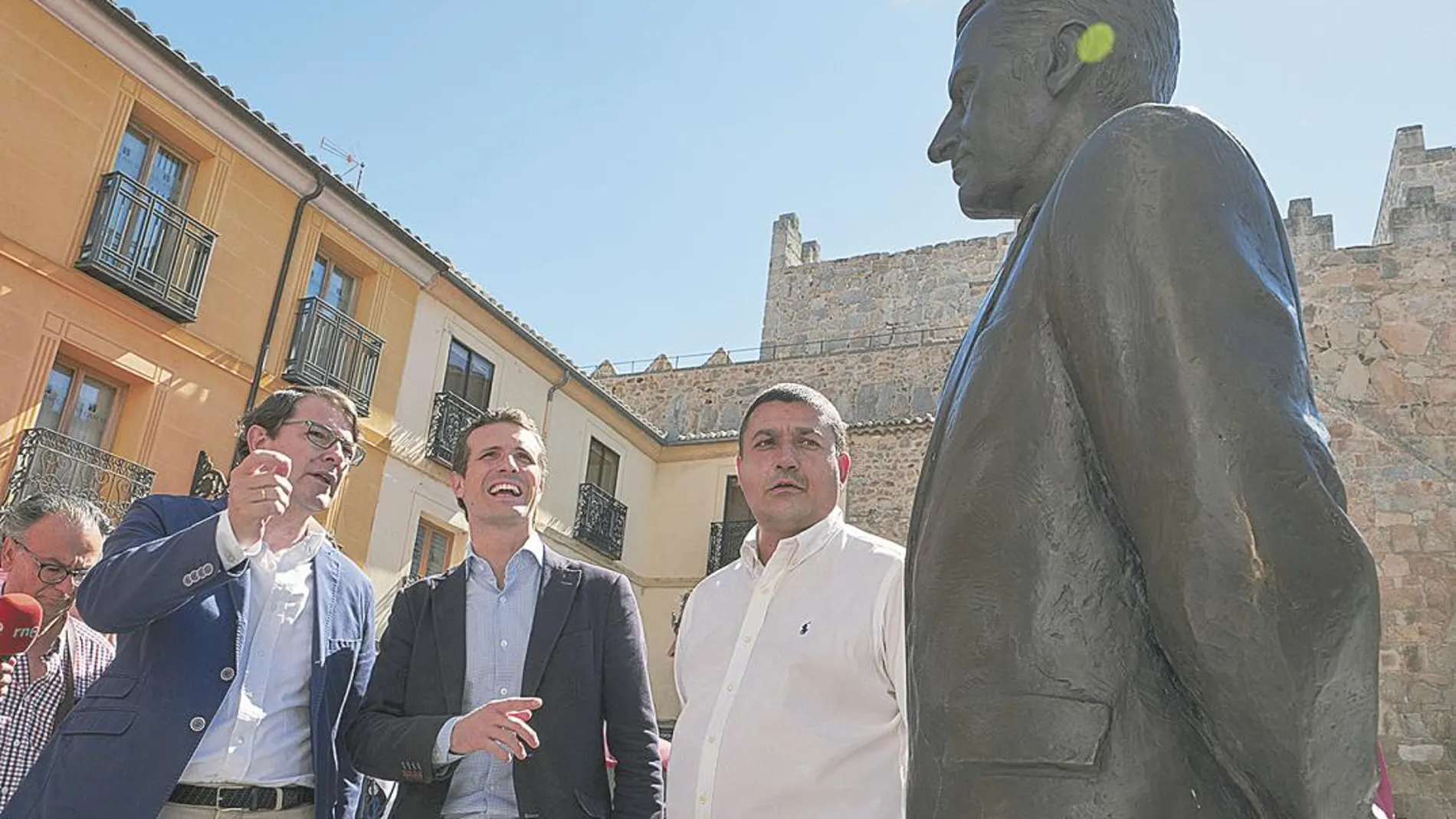 Pablo Casado, el presidente del PP en Castilla y León, Alfonso Fernández Mañueco (i), y el de Ávila, Carlos García González, ayer ante la estatua de Suárez en la capital abulense