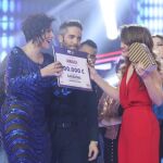 Amaia recibe el cheque de 100.000 euros