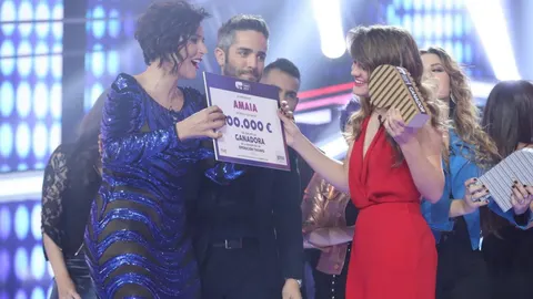 Amaia recibe el cheque de 100.000 euros