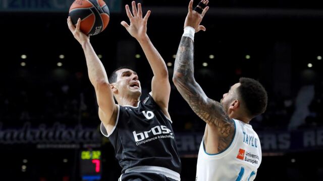 El base griego del Brose Bamberg Nikos Zisis (i) entra a canasta ante Jeffery Taylor, del Real Madrid
