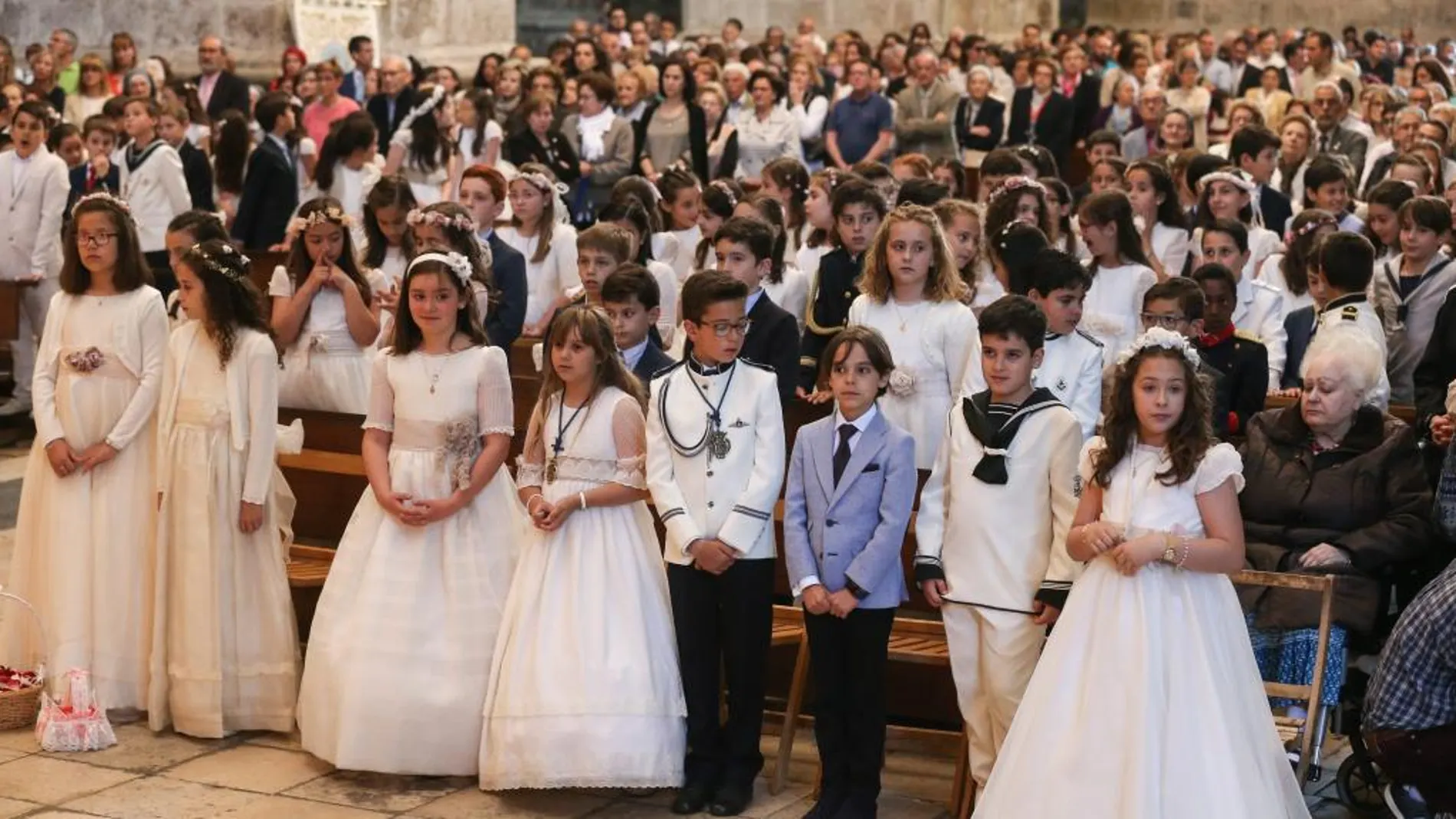 Los niños que toman la Primera Comunión y sus familias llenan la Catedral de Valladolid el día del Corpus Christi