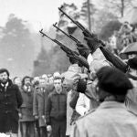 Gerry Adams, con trenca, un homenaje a un miembro del IRA. El grupo terrorista atentó contra la primera ministra